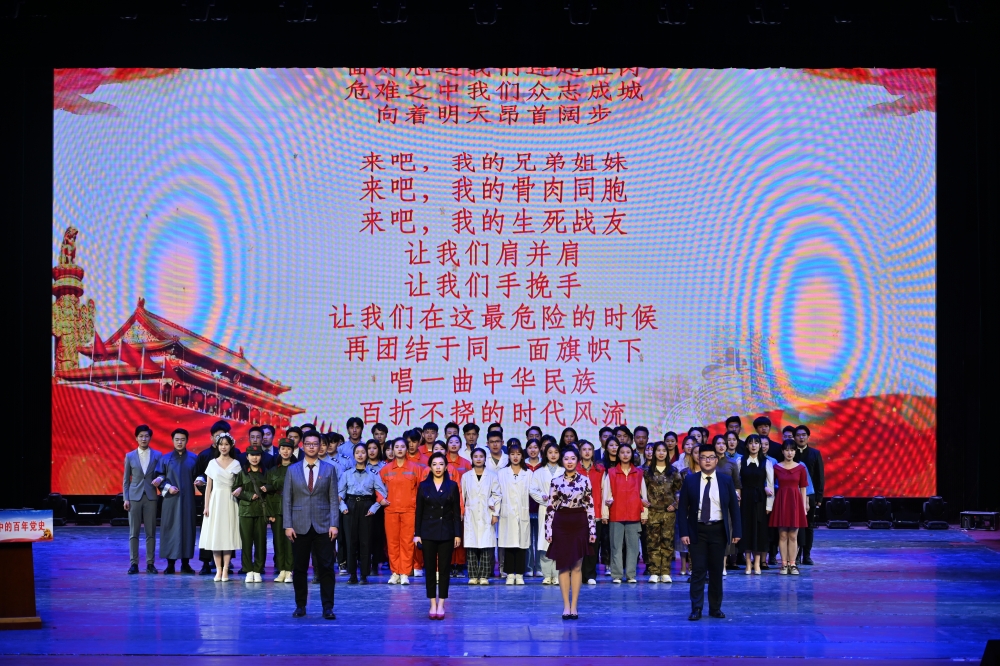 朗诵《中国,众志成城》 张迪 摄
