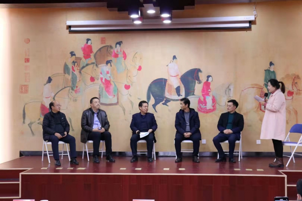 “会计学专业建设论坛”邀请了三位教授和两位企业家,论坛由会计学党支部支部书记詹莎莎主持